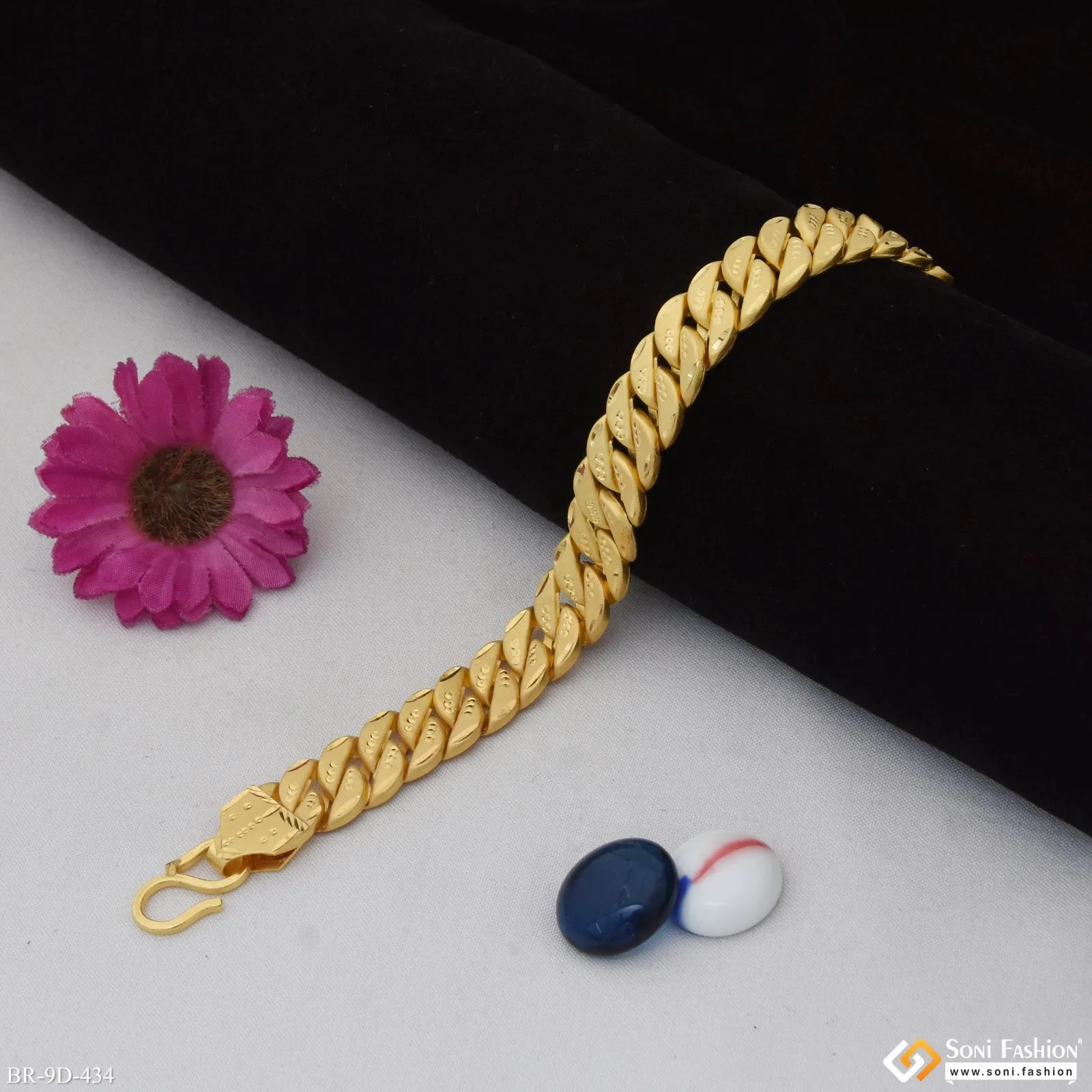 Gorgeous Design Gold Plated Pokal Bracelet for Men - Style D434