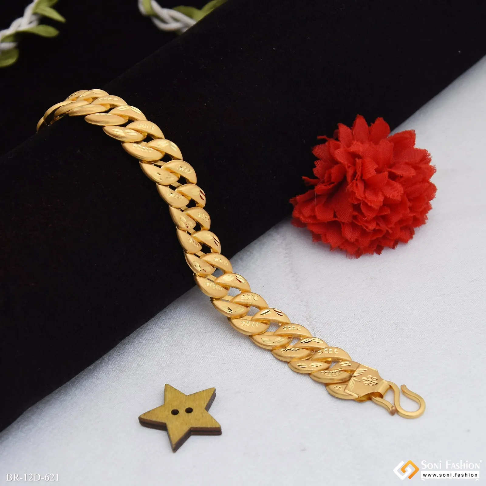 Gorgeous Design Gold Plated Pokal Bracelet for Men - Style D621